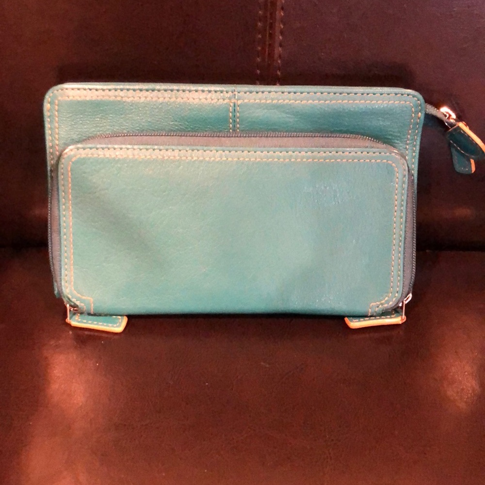 Levenger Wallet card pockets zipper closure.